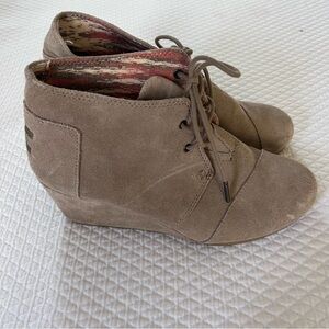 Toms Ankle Wedge Boots Taupe Suede Leather Lace-Up Desert Booties • 9